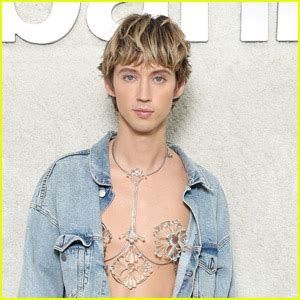 Troye Sivan Talks Going Nude & Showing His Body in Sexy。